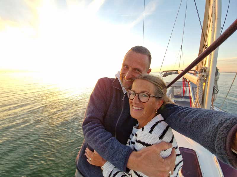 Thomas og Margareta om bord med roligt hav i aftensolen